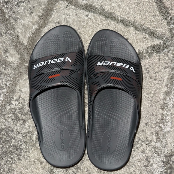 OOFOS Bauer Slides - Like New - Picture 4 of 5